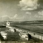 Шлюзование катеров в камере шлюза №5. Фото В.Лебедя и Б.Козюка. Союзфото-Фотохудожник 1937 тир.5000 Ф-4154